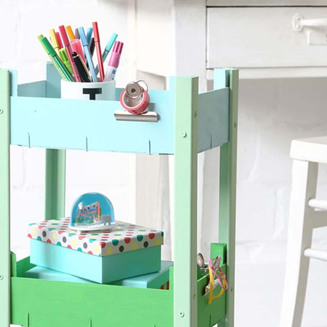 DIY 'eco': Crea una práctica mesa auxiliar con cajas de madera recicladas