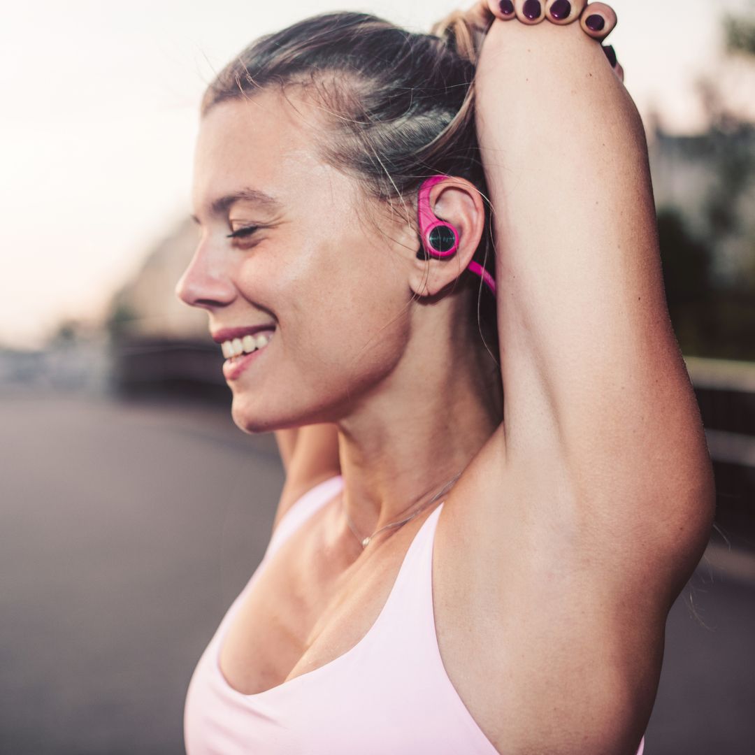 Los mejores auriculares para entrenar: comparamos dos de los modelos inalámbricos que te harán volver a la rutina con ganas