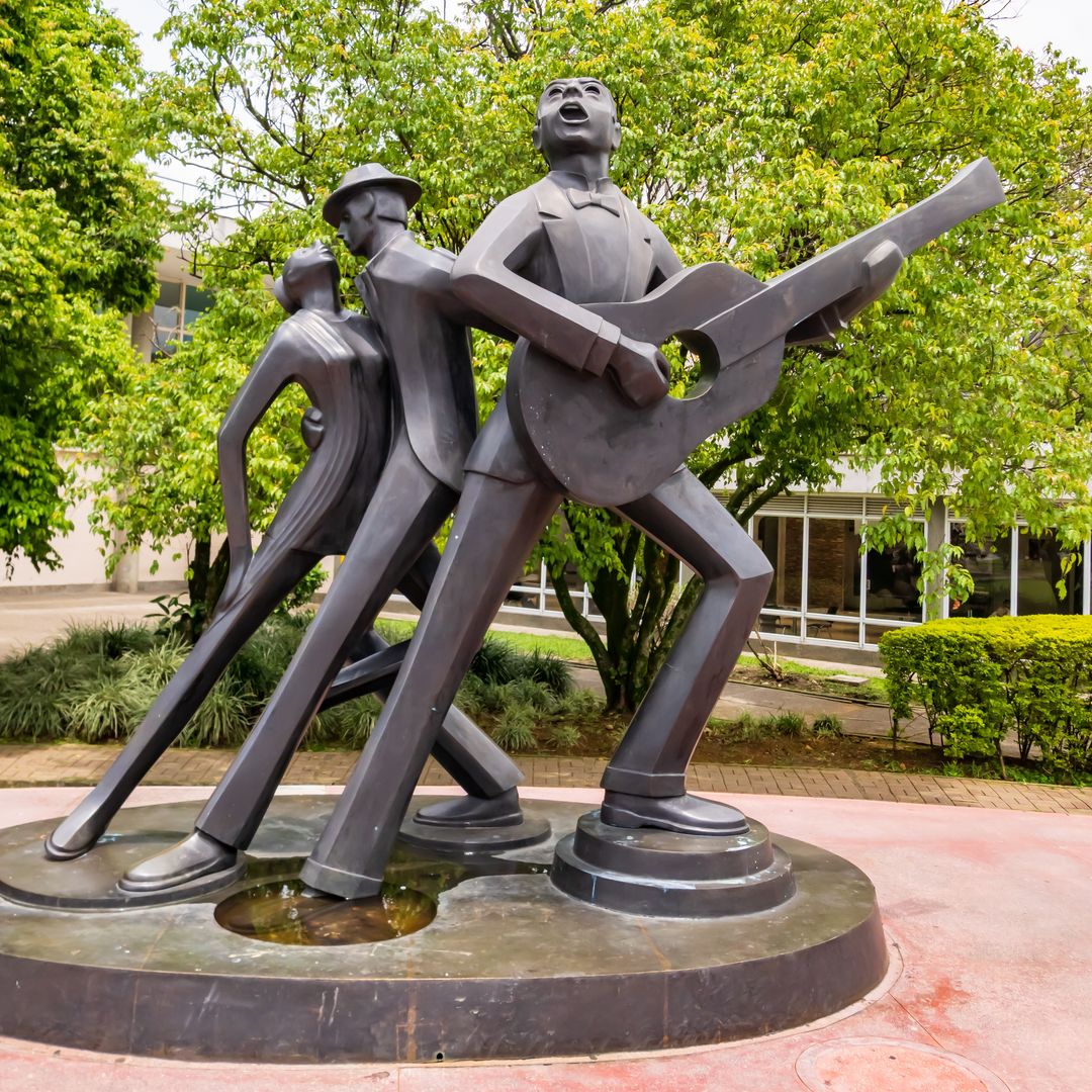 Monumento a Carlos Gardel de Salvador Arango en la Plaza Gardel, Medellín, Antioquia, Colombia