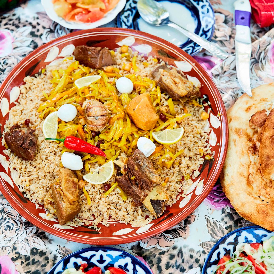 El arroz milenario típico de Asia Central que se cocina por capas: tradición, sabor y exotismo