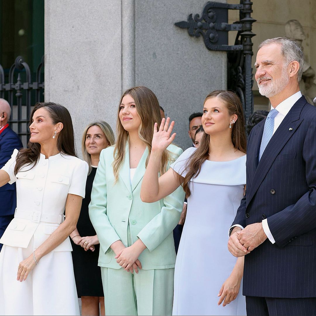 La reina Letizia, la infanta Sofía, la princesa Leonor y el rey Felipe VI saludando en su encuentro con el Papa