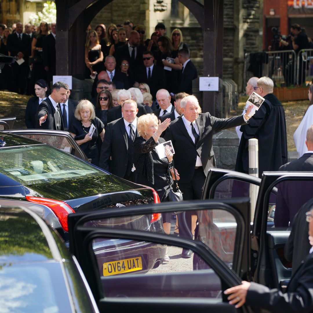 El marido de Bonnie Tyler agradece las muestras de cariño de las numerosas personas congregadas en Swansea para despedir a la cantante