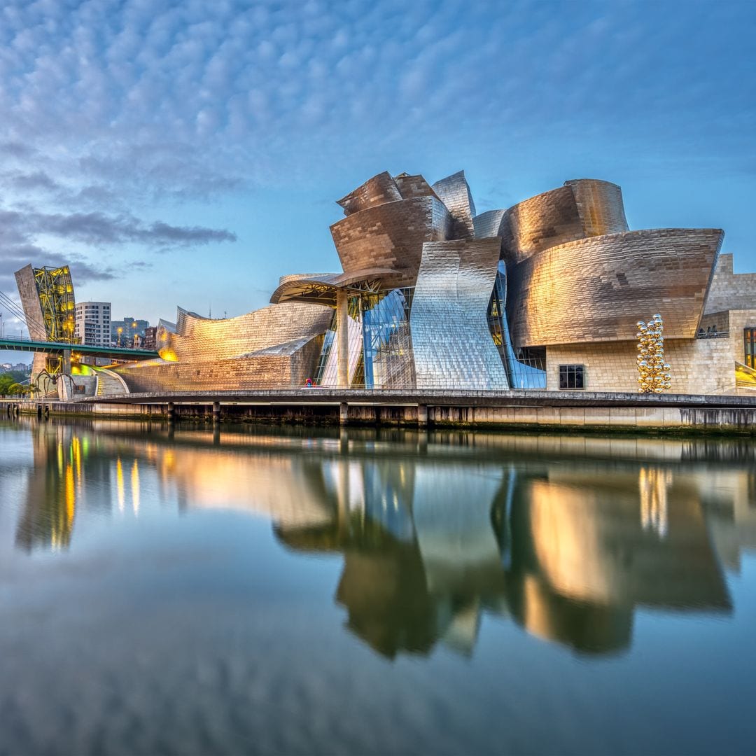 Museo Guggenheim de Bilbao junto a la ría del Nervión