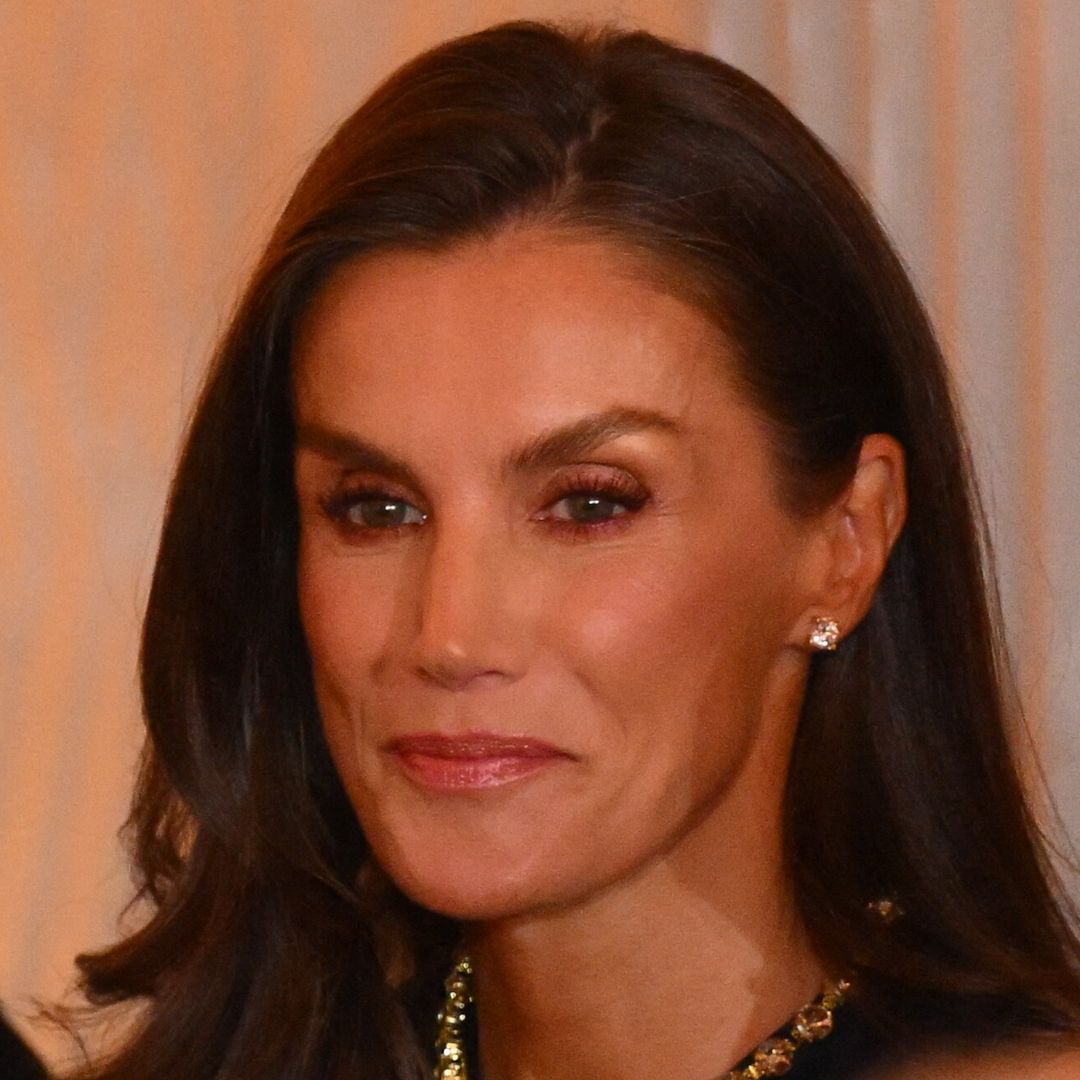 La reina Letizia, refinada elegancia con guiño a Francia para despedir a Emmanuel y Brigitte Macron: un vestido negro con escote lágrima de pedrería