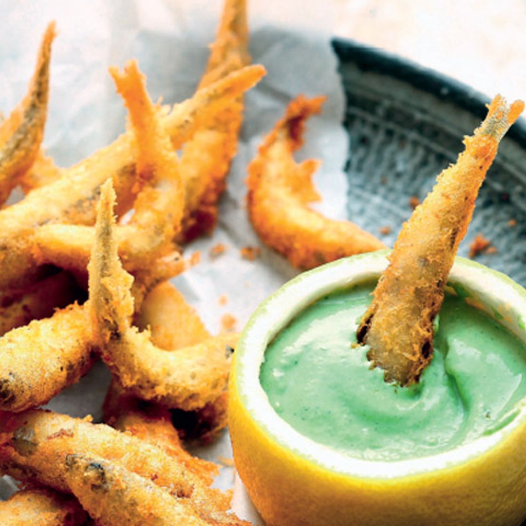 Fritura de boquerones con alioli de albahaca