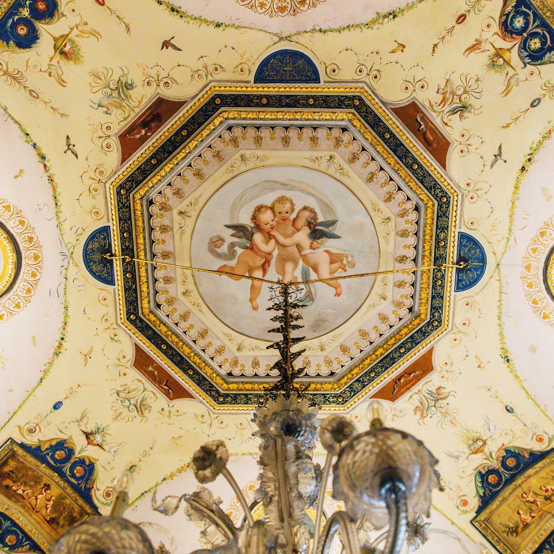 La estancia se engalana además con valiosas esculturas romanas de época helenística, patrimonio de la renombrada colección Doria Pamphilj