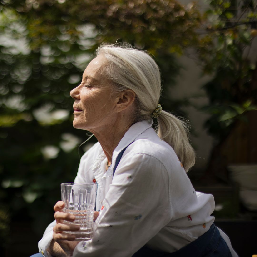 Estas son las vitaminas que debes tomar durante la menopausia para mejorar la salud de tus huesos