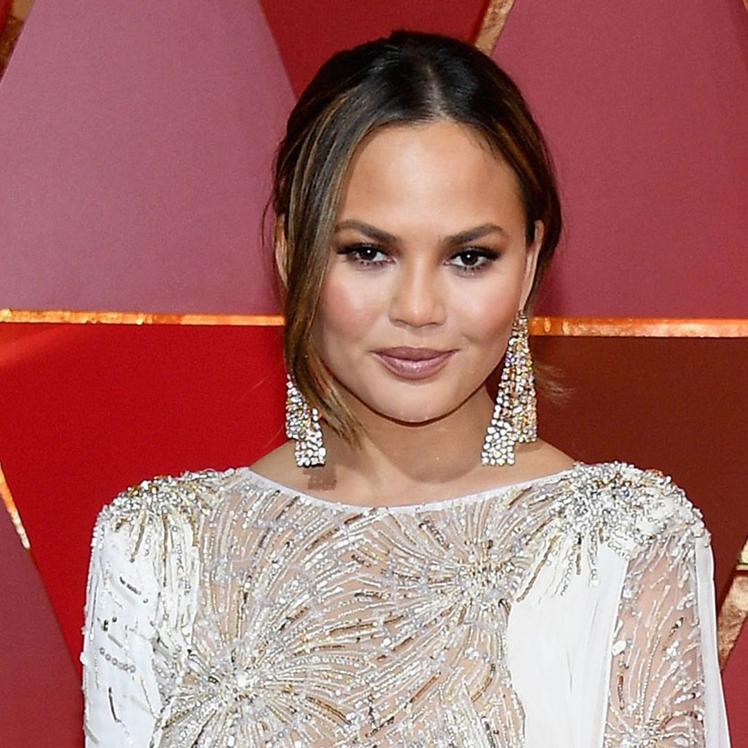 Con esta divertida excusa Chrissy Teigen estrena un vestido de alfombra roja ¡sin salir de casa!