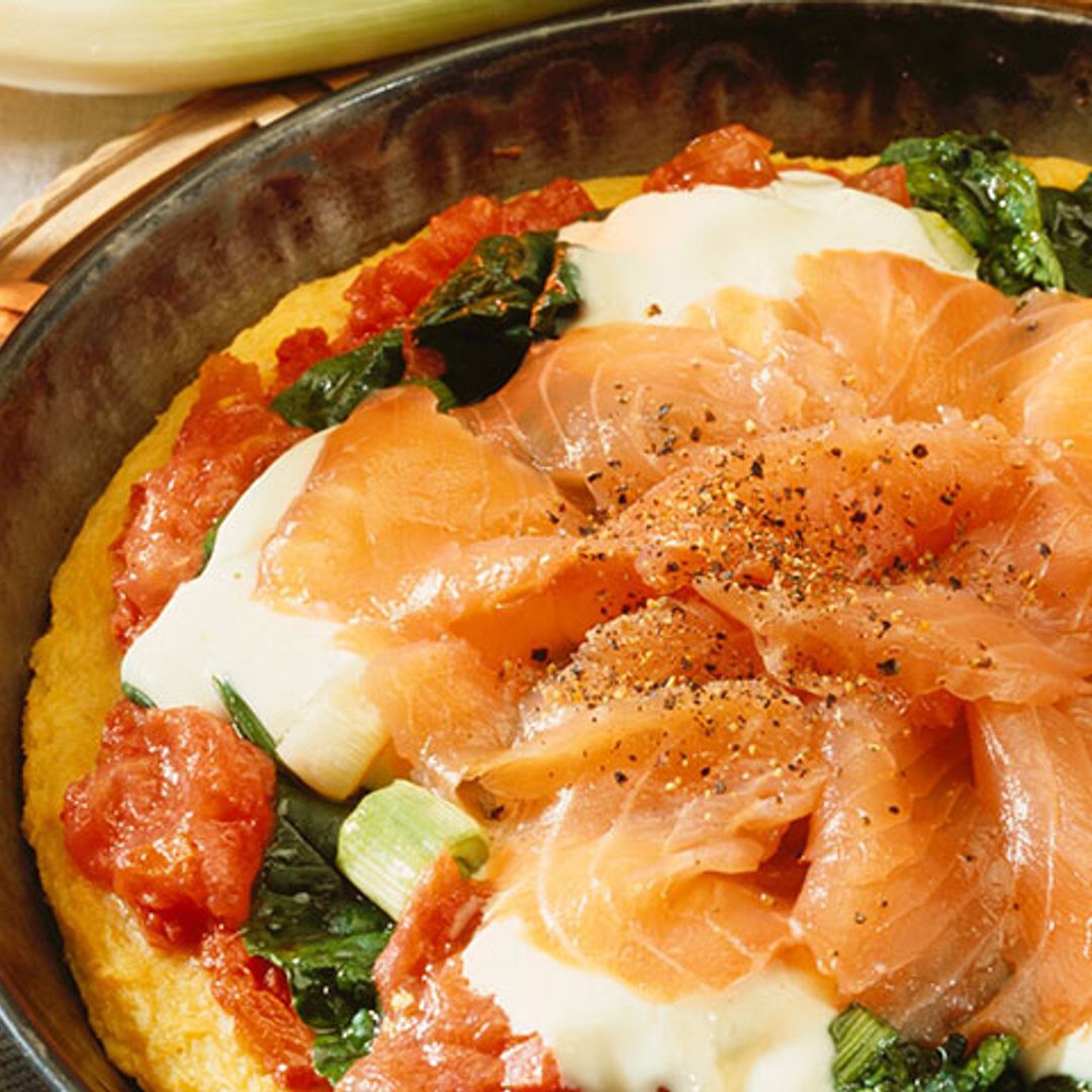 Pizza con masa de patata con salmón ahumado, espinacas y mozzarella