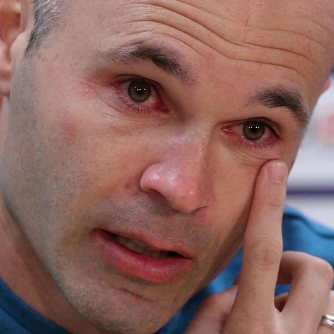 Andrés Iniesta, arropado por su familia, se despide entre lágrimas del Barça