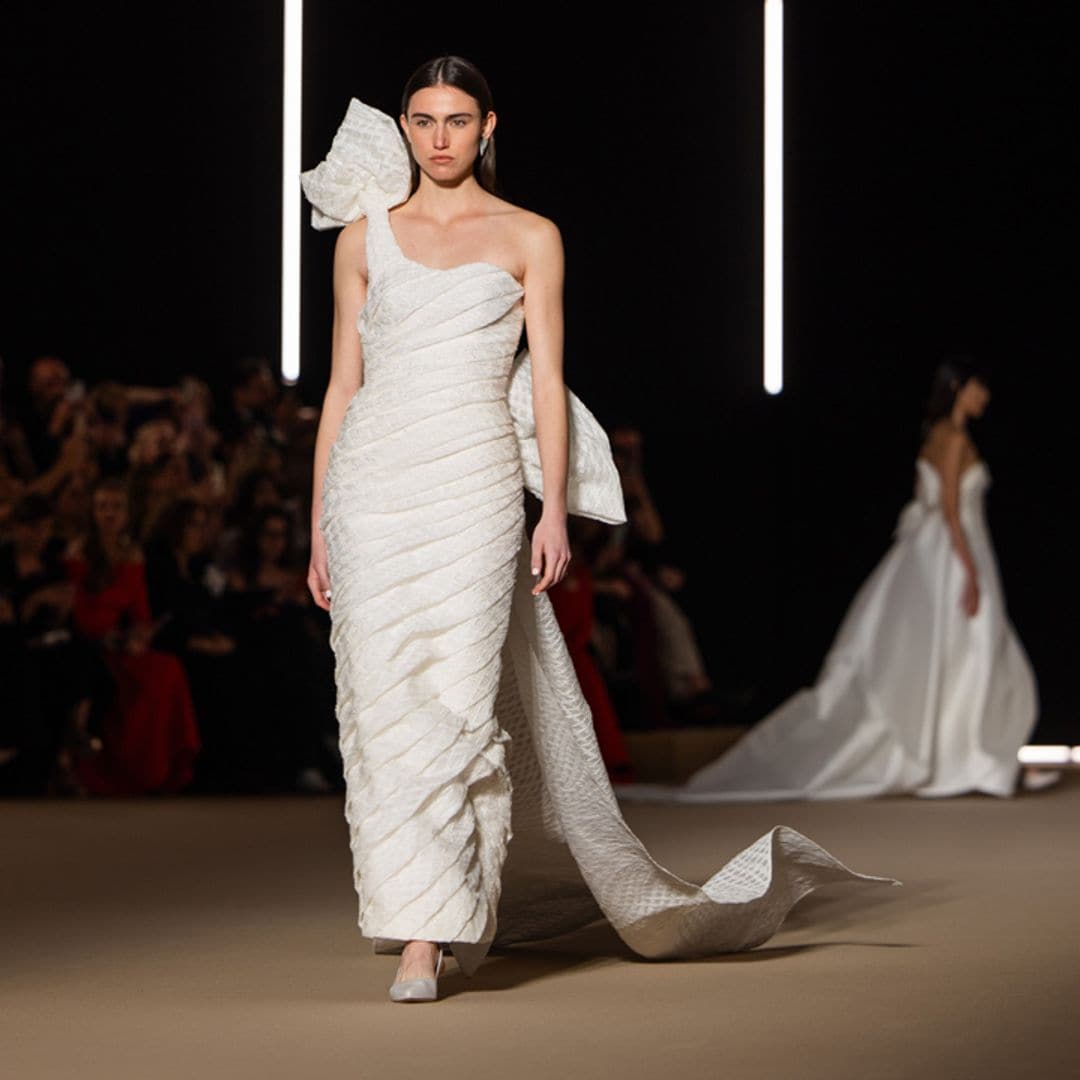 Pronovias revoluciona Barcelona con un desfile que marca el inicio de una nueva era