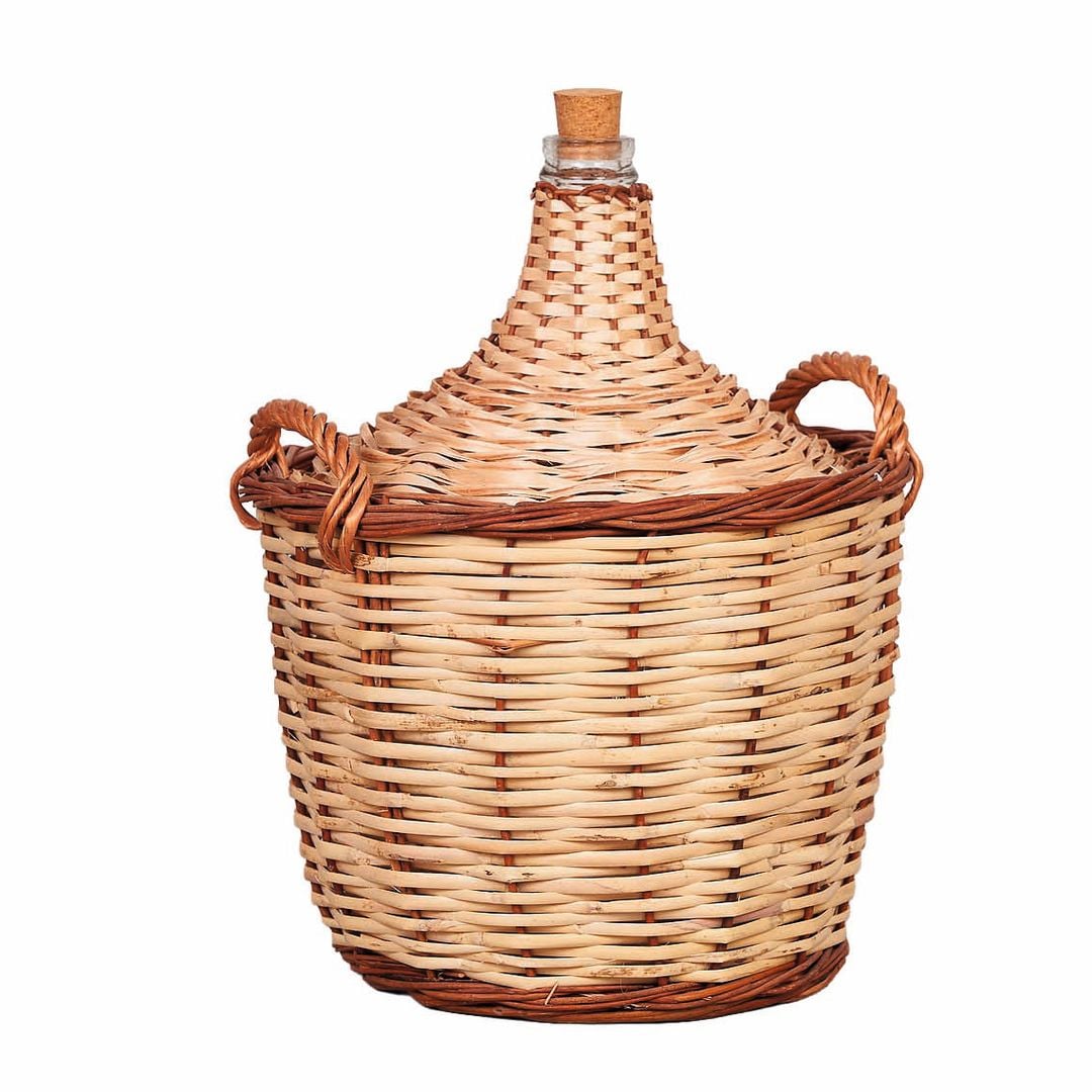Garrafa de vidrio forrada de caña
y mimbre, de Aparici (108,03 € €).