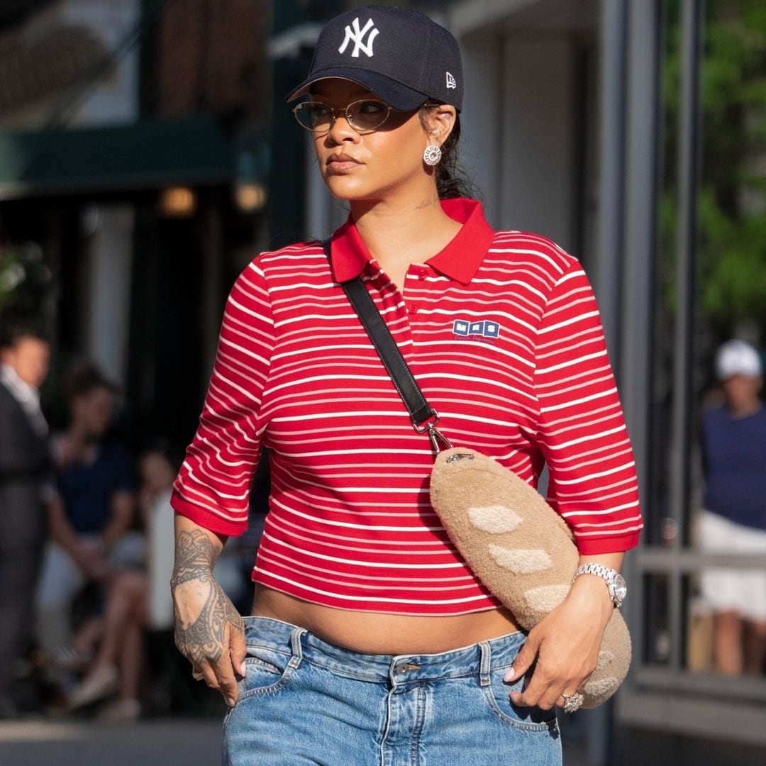 Rihanna sorprende en las calles de Nueva York con un original bolso en forma de baguette