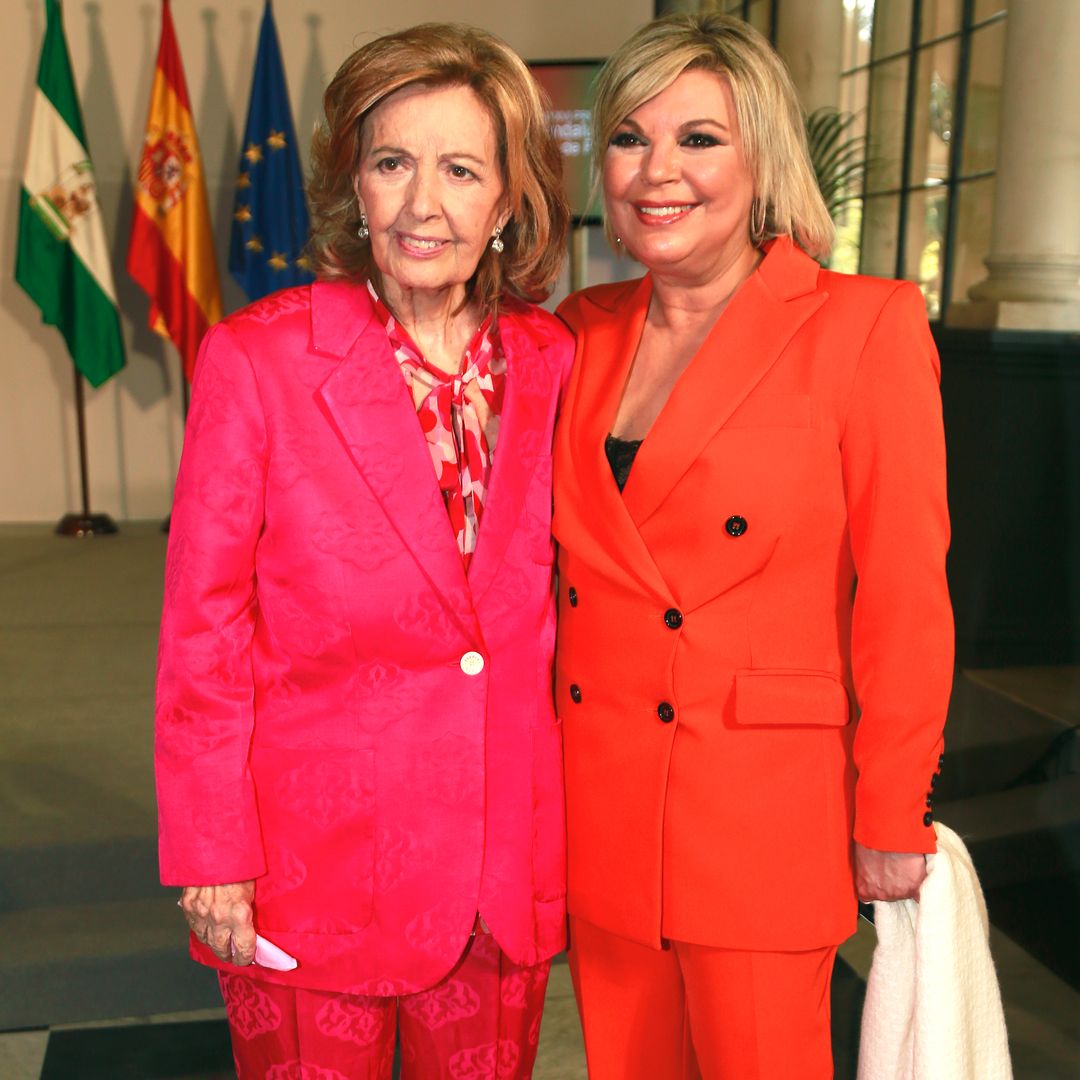 María Teresa Campos y Terelu Campos posan durante la entrega del Premio Andalucía de Periodismo 2022 en Sevilla, España
