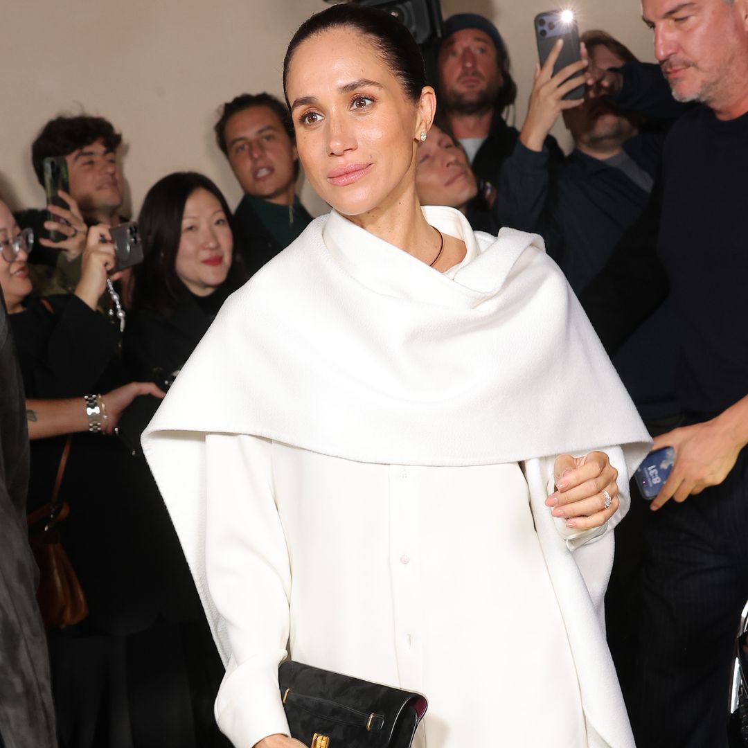 Nuestra experta analiza si Meghan Markle sigue los pasos de la reina Letizia con su nuevo estilo: "Comunica que no está ahí solo para estar guapa"