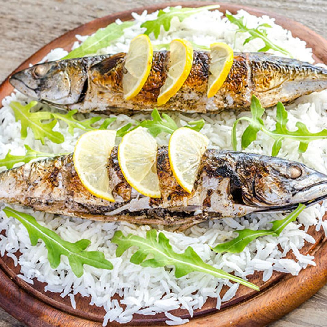 Caballa al grill con arroz basmati y rúcula