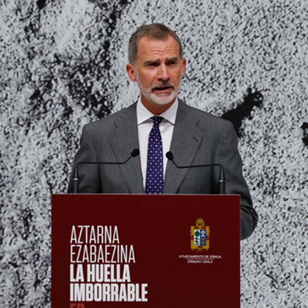 Don Felipe transmite un mensaje de cariño en nombre de la Reina tras ausentarse del acto de Ermua