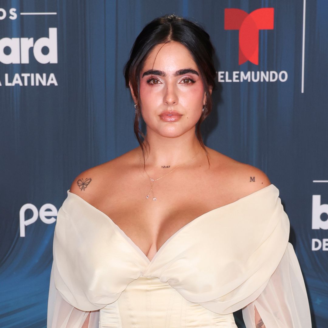 Isabella Ladera hace su regreso a las alfombras a tres meses de recibir a su hijo, Koa