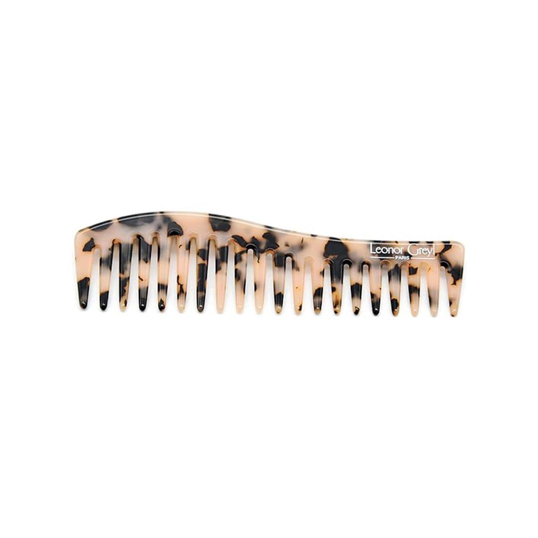 Peine Desenredante de Escama, de Leonor Greyl (8 euros), diseñado con una separación de dientes óptima para desenredar suavemente y apto para todo tipo de cabello.