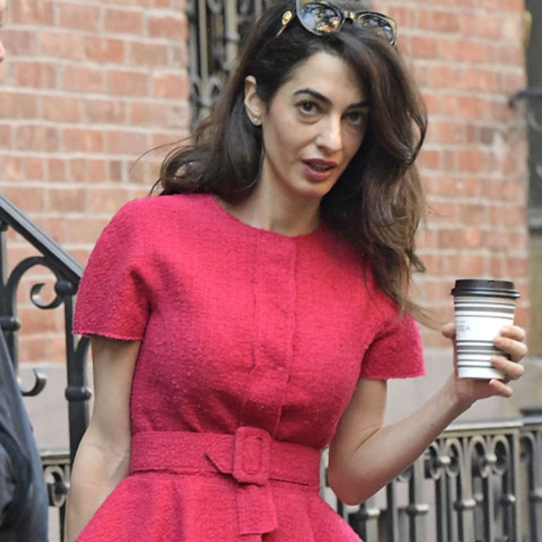 Amal Clooney vuelve a conquistarnos con uno de sus looks más significativos