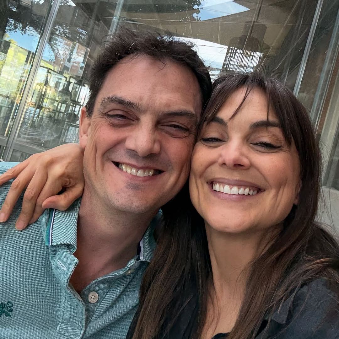 Mónica Carrillo comparte imágenes de su hermano y las redes alucinan: ¡Es su clon!