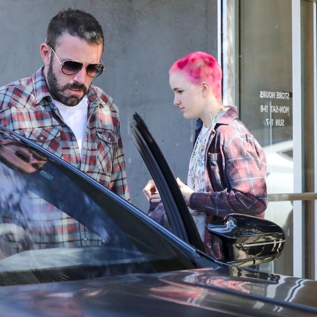 Seraphina, hija de Ben Affleck, sorprende con su radical y colorido look