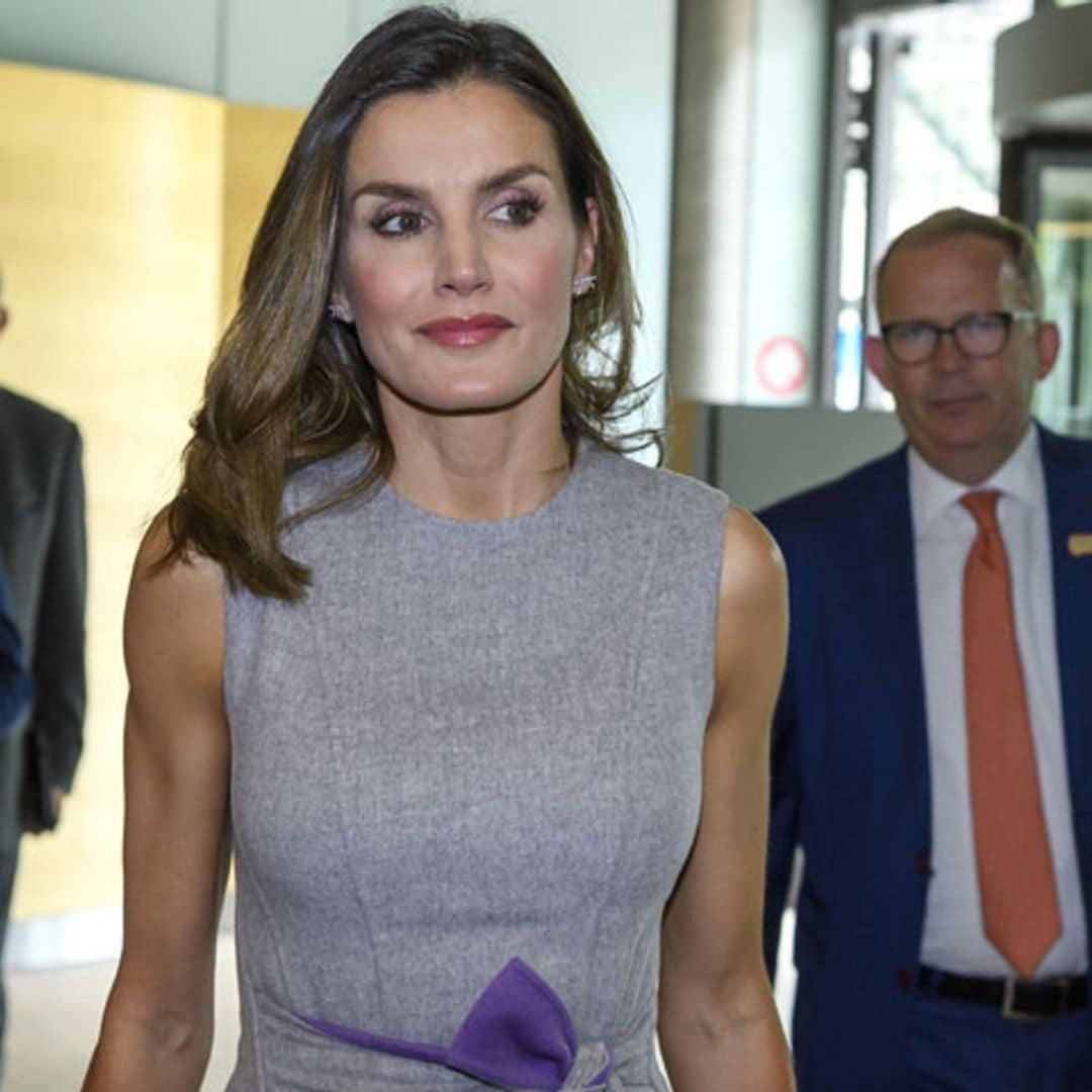 El vestido bicolor de la Reina vuelve a ser internacional: ¿cómo consigue renovarlo?