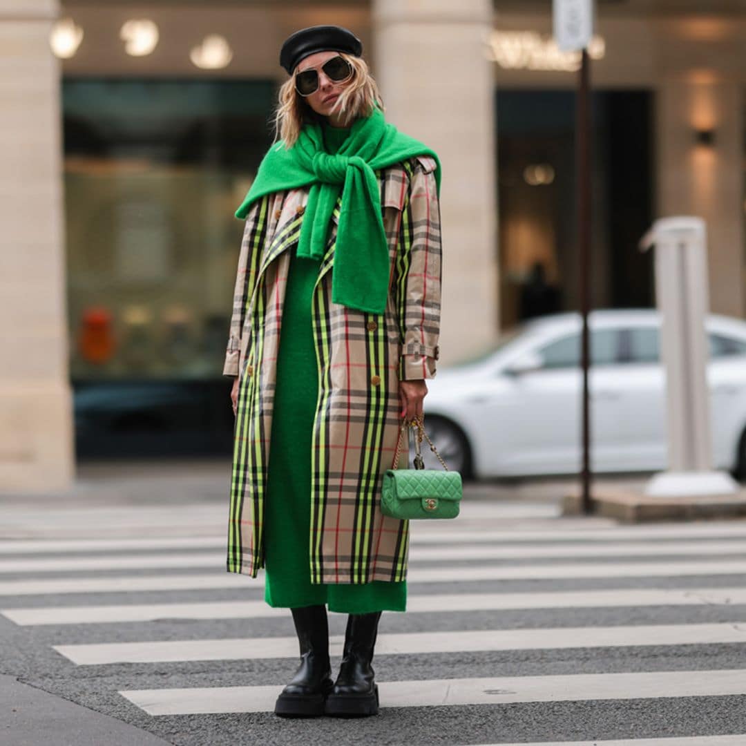 Saca del armario tu gabardina y apúntate a estos looks para días de invierno con sol