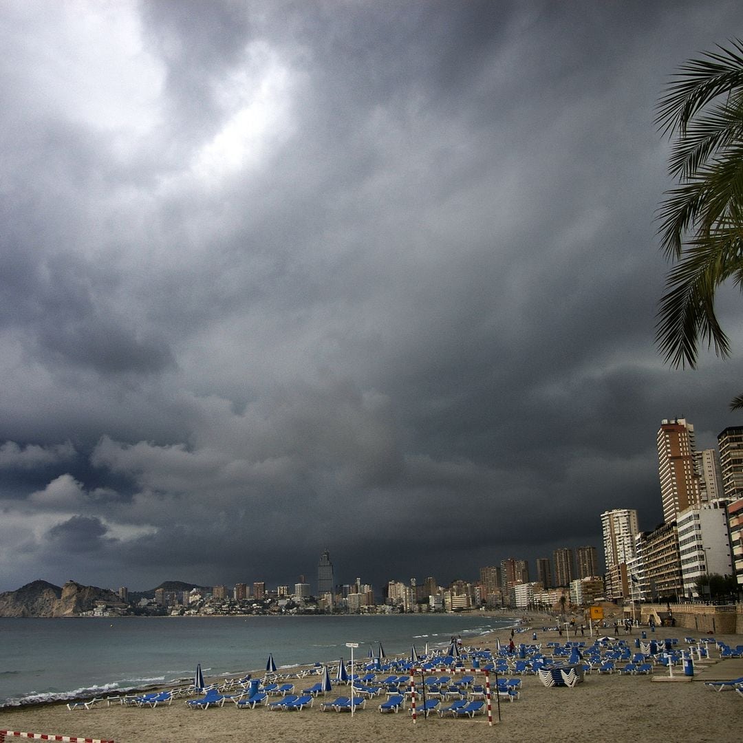 Noches tropicales, lluvias intensas y viento fuerte: la AEMET alerta de una semana llena de contrastes