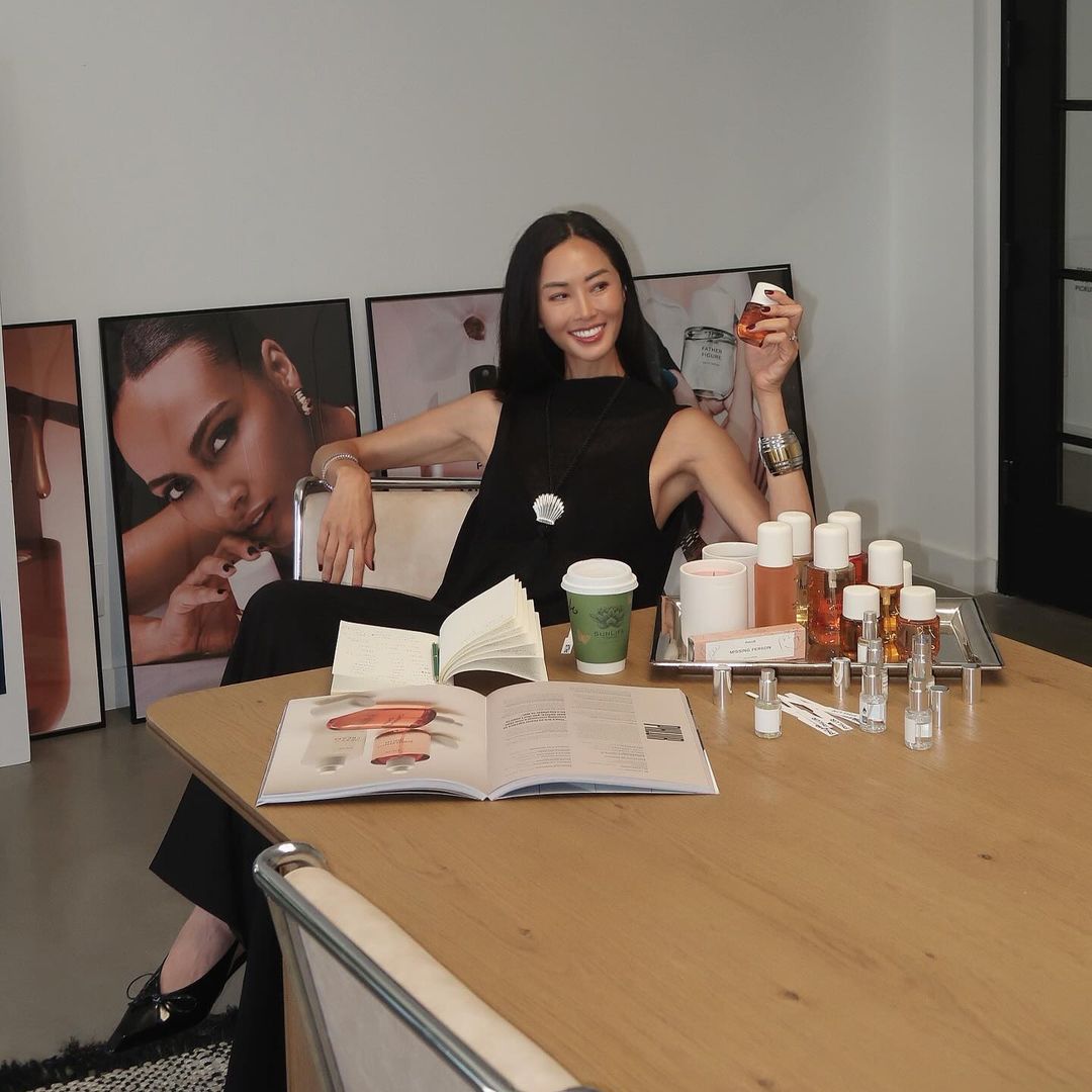 Chriselle Lim en su despacho con frascos de perfume alrededor