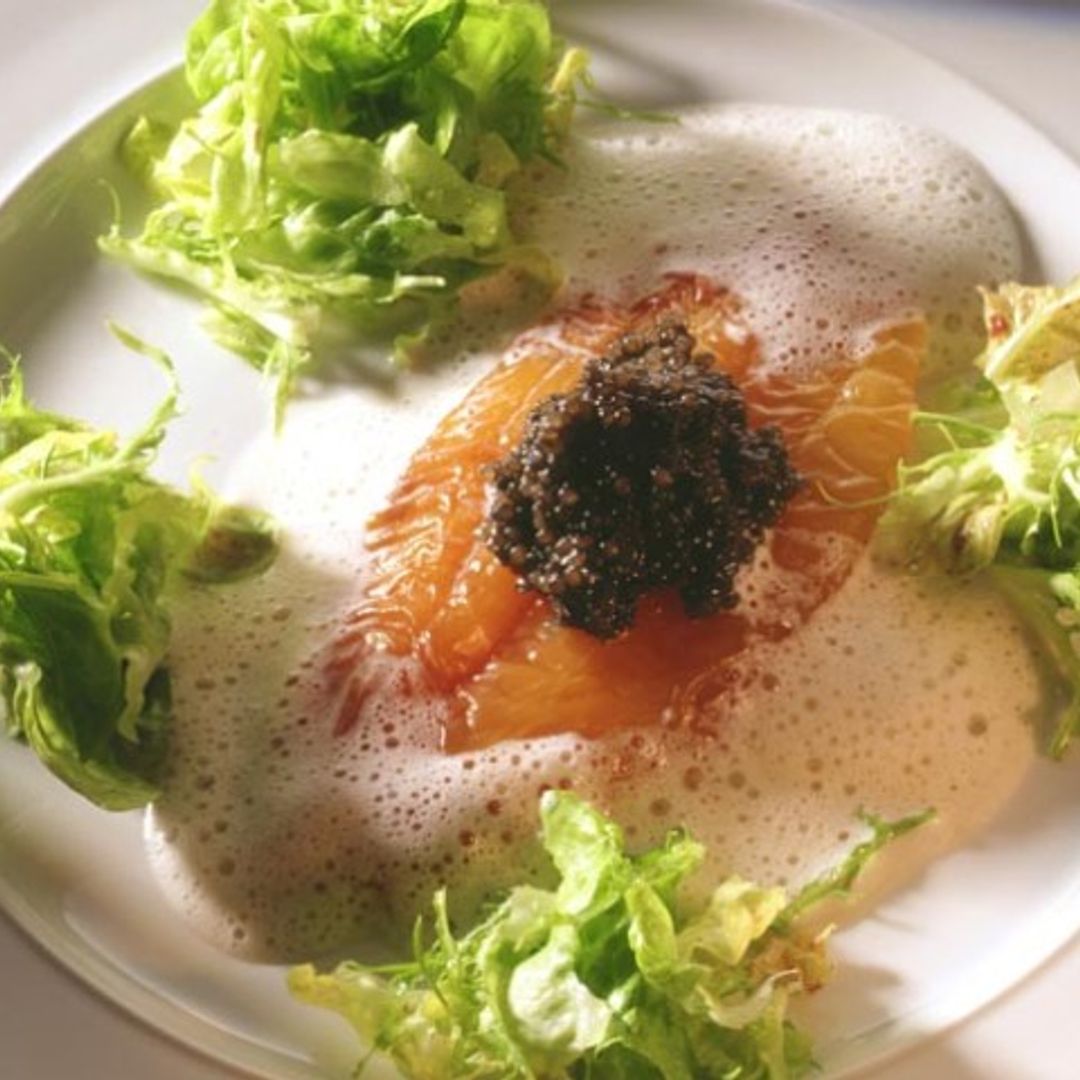 Salmón ahumado con caviar en salsa de champán