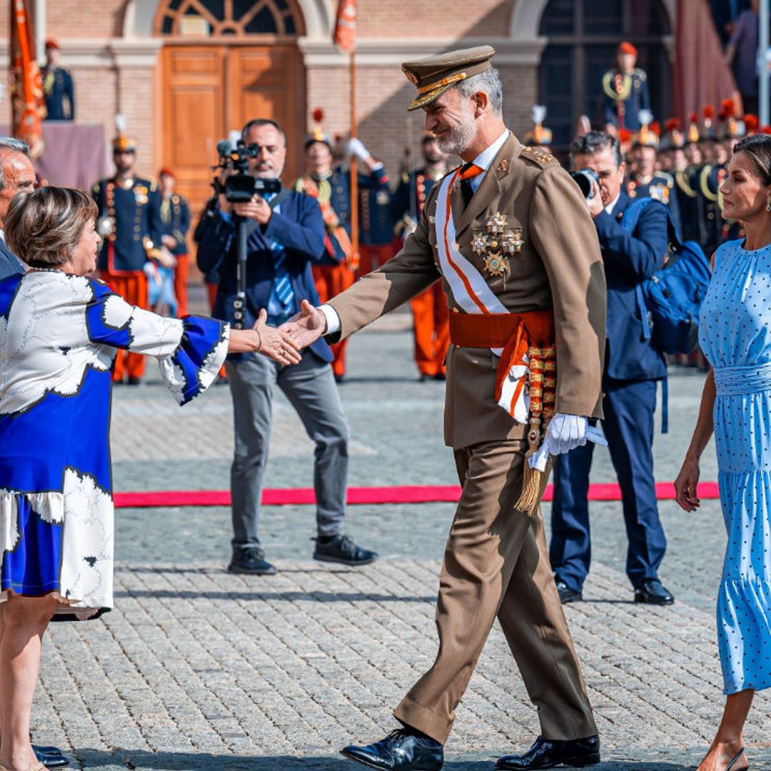 Así fue el cariñoso encuentro de los Reyes con otros padres tras la jura de bandera de la princesa Leonor
