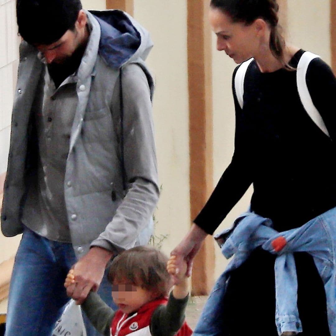 ¡Sin soltarse de la mano! El paseo más familiar de Eva González y Cayetano Rivera con su hijo