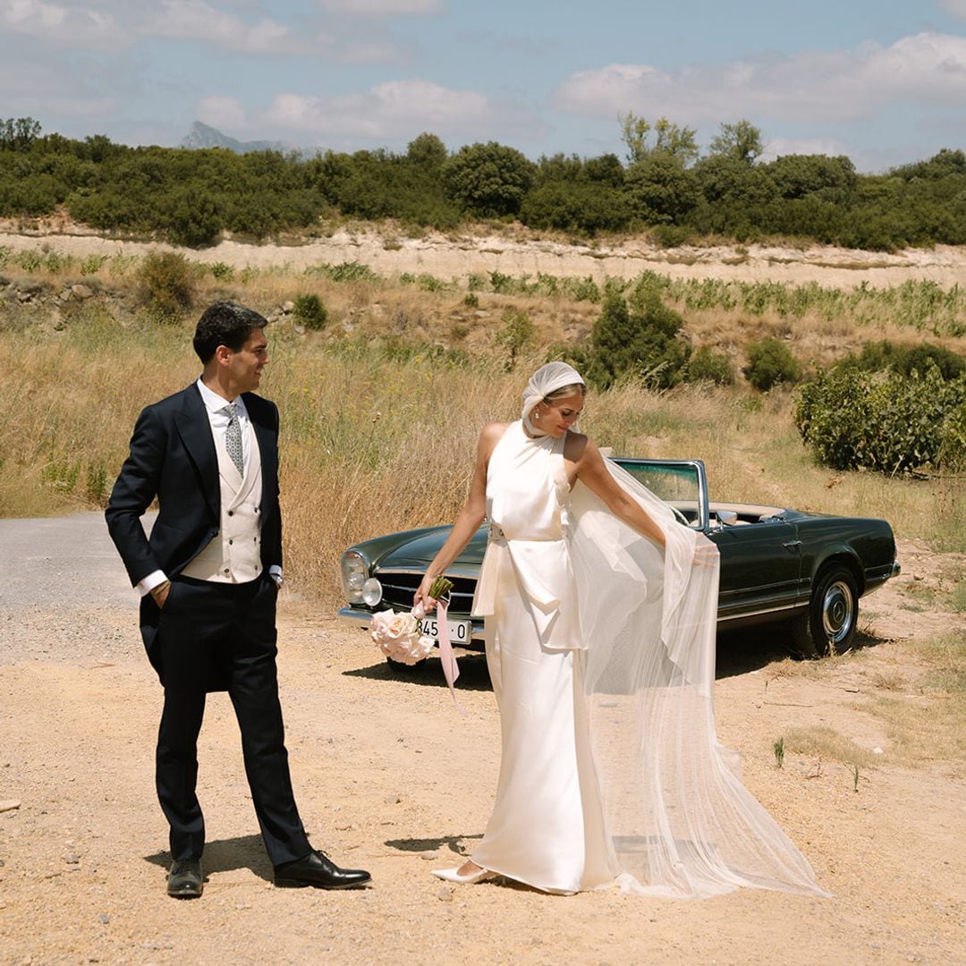 La boda entre viñedos de Nerea: un vestido con un toque vintage, joyas familiares y un velo estilo 'Julieta'
