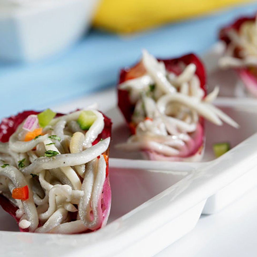 Endivias rojas rellenas de gulas en salpicón