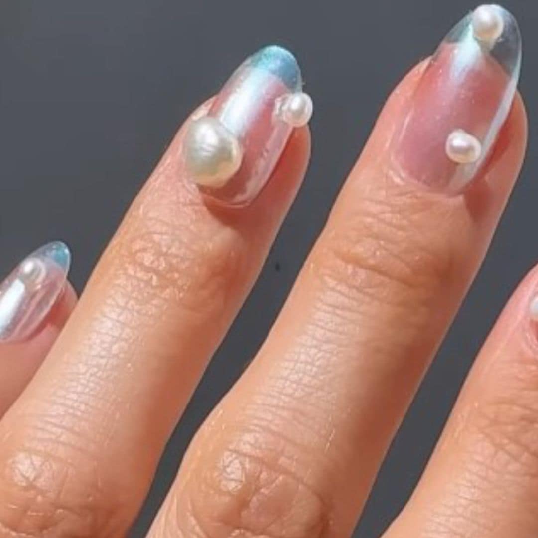 Descubre qué es la manicura tornasol, la tendencia más hipnótica del verano