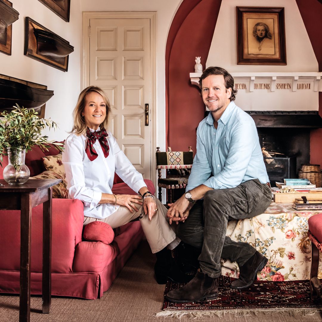 Rafa y su madre, la nutricionista Lucía Bultó Sagnier, en el salón de invierno. Sobre la chimenea, reposa un retrato de la abuela del escritor, Inés Sagnier, una aguatinta realizada por Vidal-Quadras