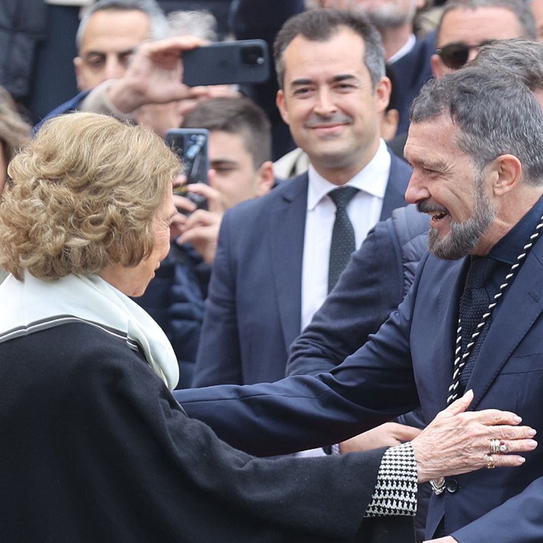 La emoción de la reina Sofía en el desembarco del Cristo de la Buena Muerte en Málaga y su cariñoso saludo con Antonio Banderas