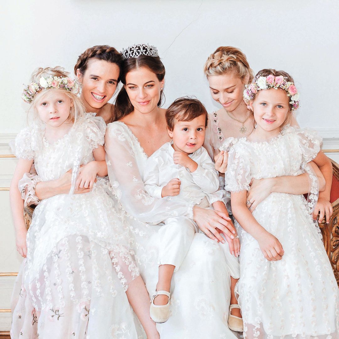 Posa con su familia y amigas, entre ellas Beatrice Borromeo