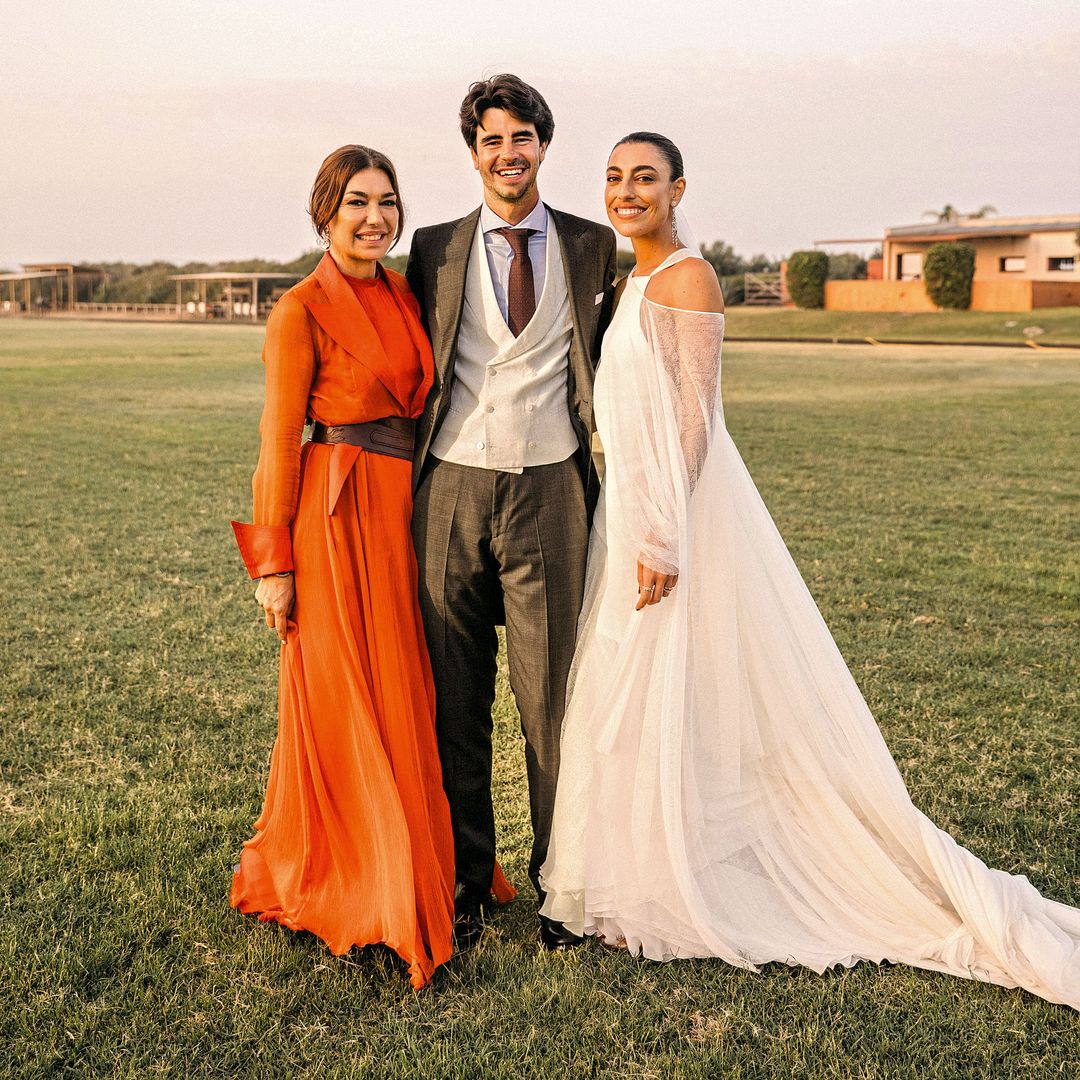 Las imágenes exclusivas de la boda de Claudia, hija de Raquel Revuelta, en Zahara