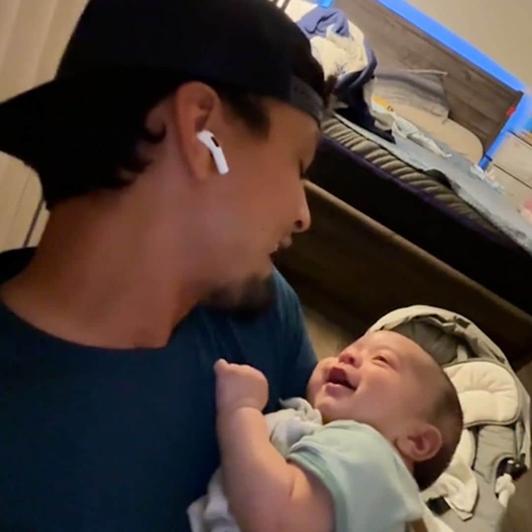 La emotiva reacción de un bebe cuando su padre le canta mientras le acuna en brazos: el vídeo que enamora en redes