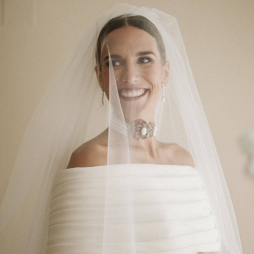 Chokers con perlas y camafeos o brillantes, la joya favorita de las novias que se casarán en 2025 y 2026