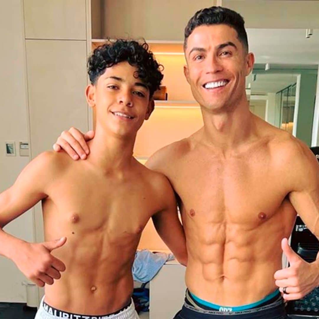 No te pierdas a Cristiano Ronaldo y su hijo mayor, de 13 años, presumiendo de abdominales