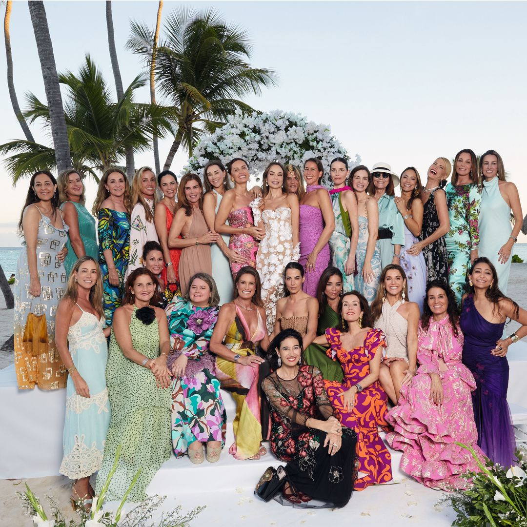 Las invitadas de la novia, que se inspiraron en las flores y colores del trópico para sus «outfits» de perfectas invitadas