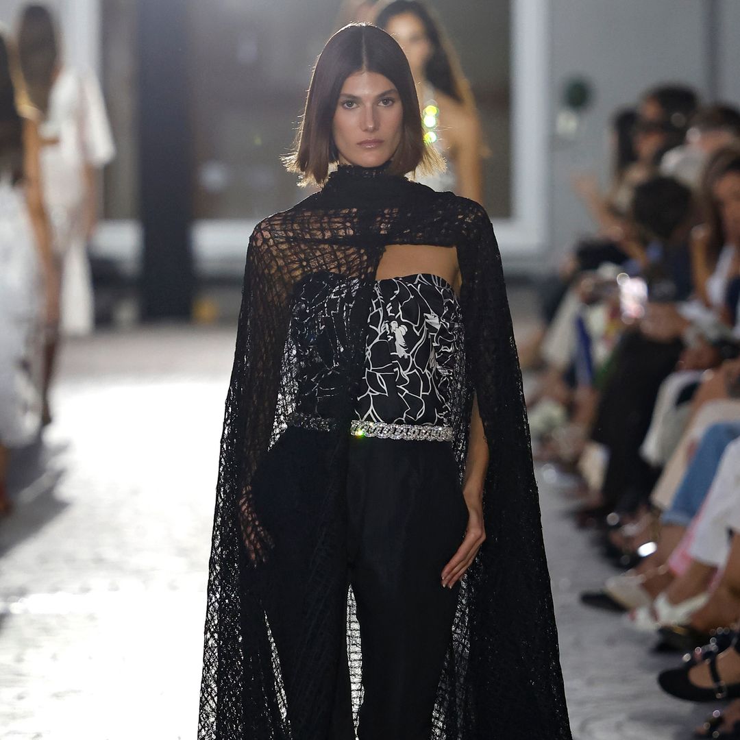 Alvarno regresa después de cinco años para clausurar la Mercedes-Benz Fashion Week Madrid con una atrevida propuesta de noche y fiesta