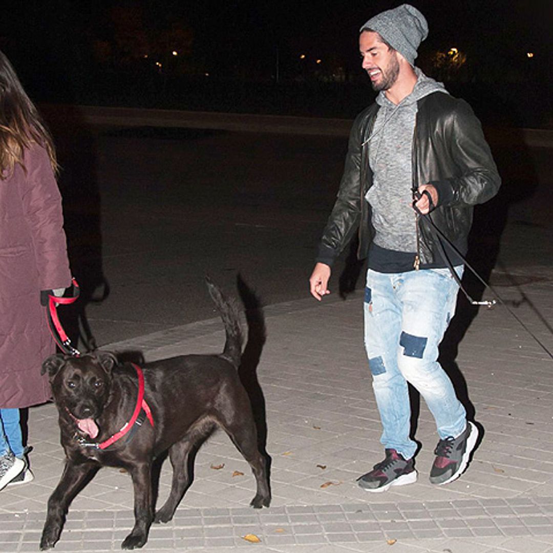 Isco Alarcón y Sara Sálamo, inseparables... ¡hasta para pasear a sus mascotas!