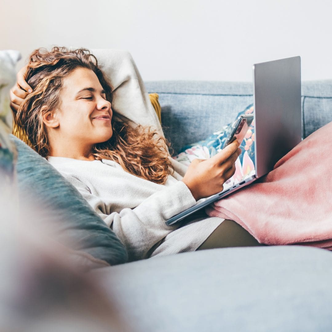 Prepara tu finde de 'sofá y peli' con esta manta térmica que te abriga y puede hacer que te duermas