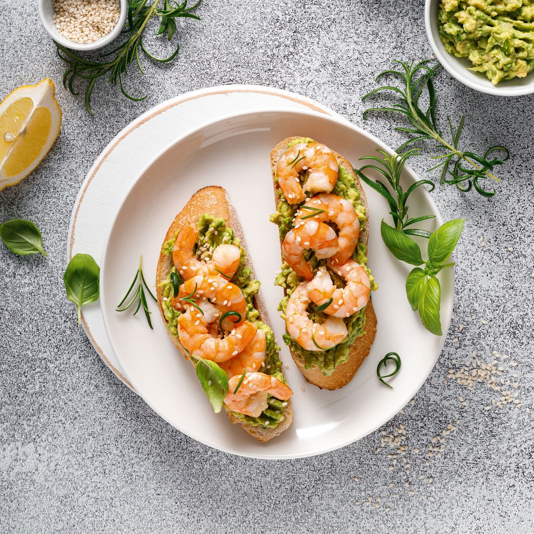 Tosta de langostinos salteados y crema de aguacate