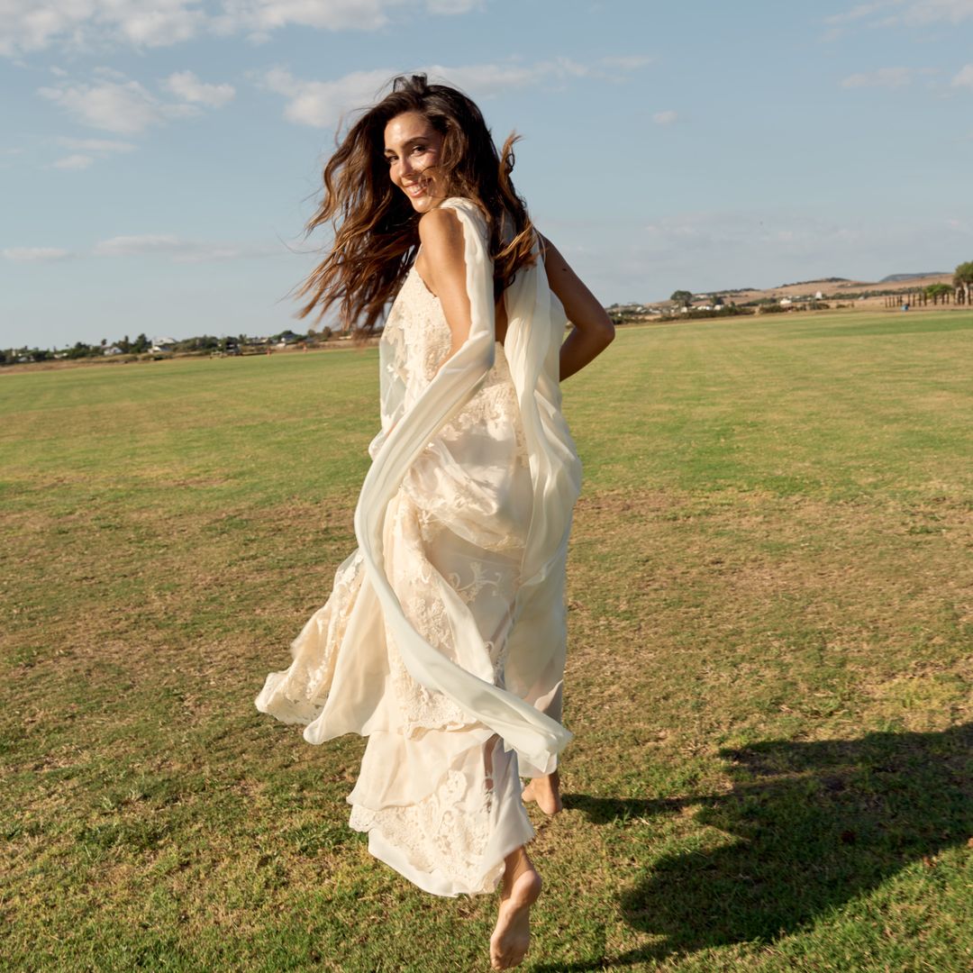 PRIMICIA. El segundo vestido de novia de Anna Padilla al detalle: con capa, mucho movimiento y un bordado especial