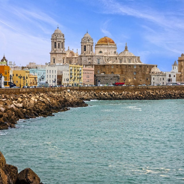 Cádiz con el mar y la Catedral de fondo